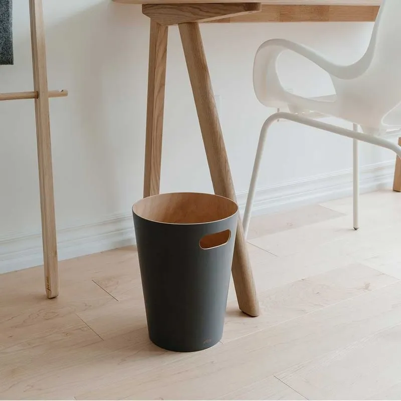 Lixeira Woodrow Cor Natural Cinza em Madeira Umbra