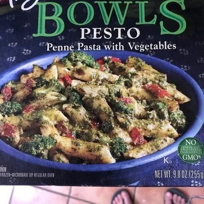 Pesto penne pasta with vegetables