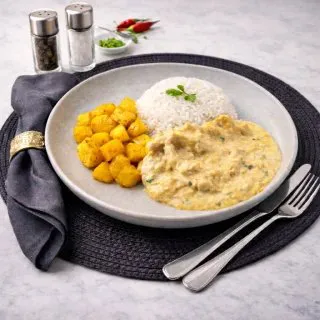 Iscas de Frango ao Curry, Arroz Branco e Batata Rústica : 350_g