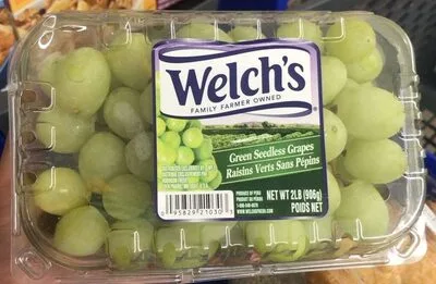 Green seedless grapes