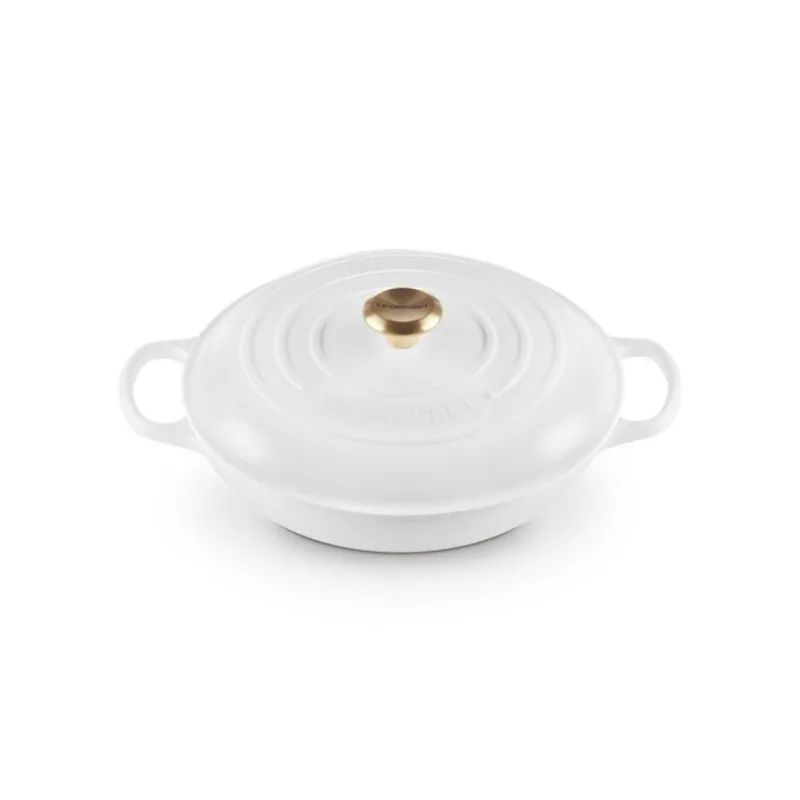 CAÇAROLA LE CREUSET BUFFET PEGADOR DOURADO SIGNATURE FERRO FUNDIDO 30CM BRANCO 21180300101441