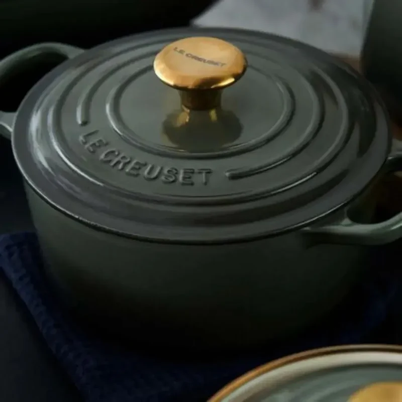 Panela Le Creuset Redonda Signature Thyme com Pegador Dourado 2,4L 20cm