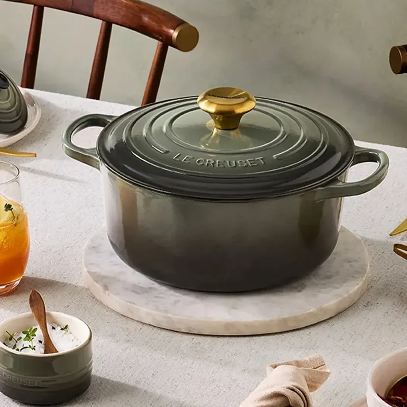 Panela Le Creuset Redonda Signature Thyme com Pegador Dourado 3,3L 22cm