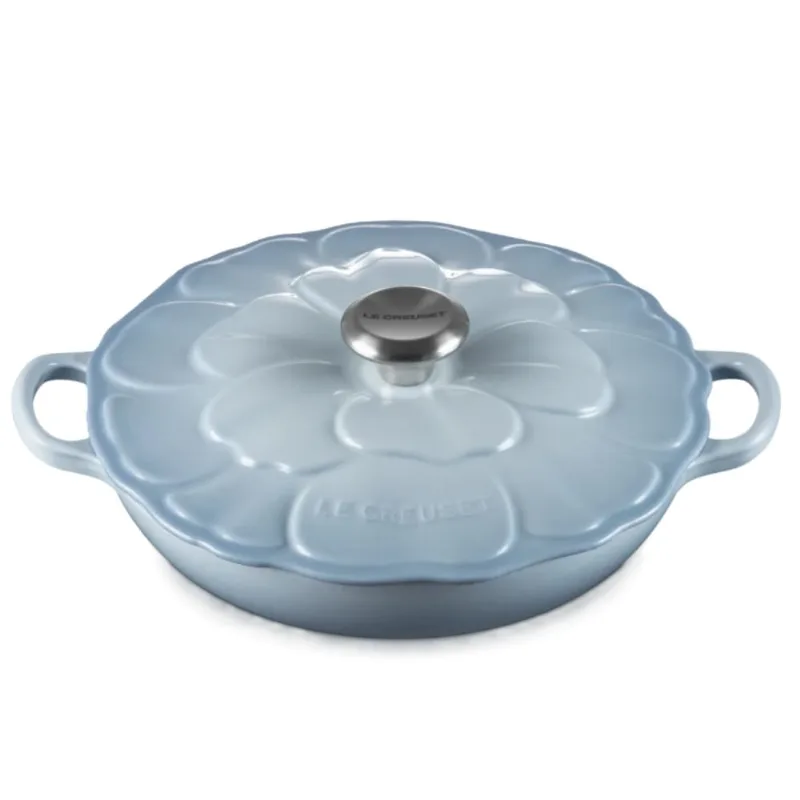 CACAROLA BUFFET LE CREUSET SIGNATURE PETAL 26CM EM FERRO FUNDIDO COASTAL BLUE 21964264202430
