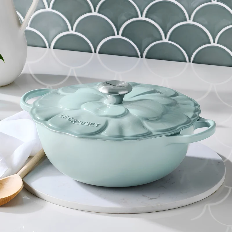 PANELA MARMITA LE CREUSET SIGNATURE PETAL 26CM EM FERRO FUNDIDO SEA SALT 21962267174430