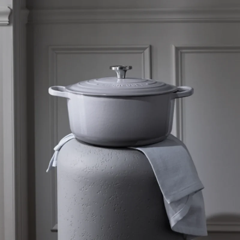 PANELA REDONDA LE CREUSET SIGNATURE 24CM PUXADOR CENTENARIO INOX EM FERRO FUNDIDO CHATEAU 21177240524480