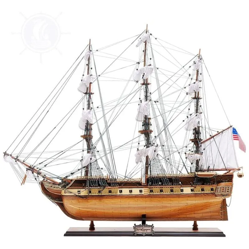 Barco Decorativo USS Constitution de Madeira Natural com Detalhes Complexos que Incluem Ãncoras de Metal, Canhões e Um Autêntico Ninho de Corvo