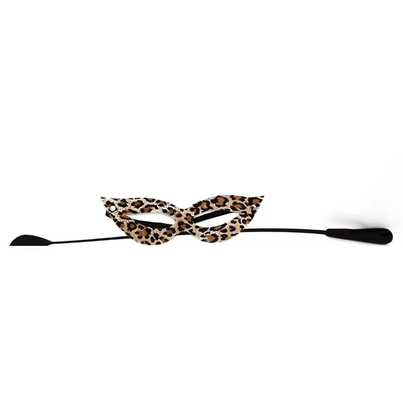 Kit Tiazinha com Chibata e Máscara em Pelúcia com Estampa de Leopardo Dominatrixxx