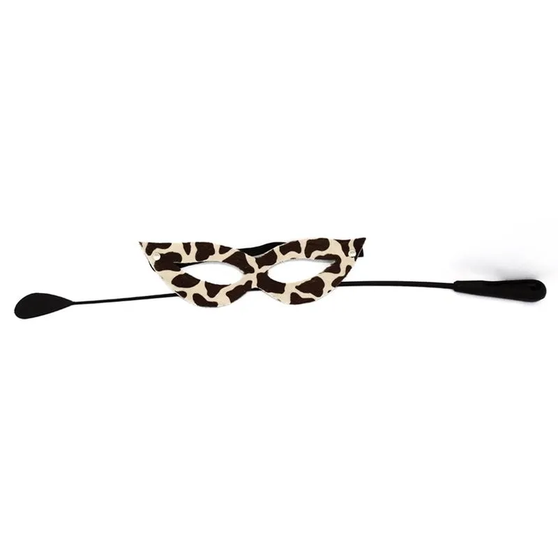 Kit Tiazinha com Chibata e Máscara em Pelúcia com Estampa de Girafa Dominatrixxx