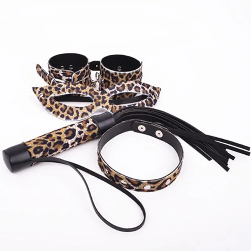 Kit Bracelete, Máscara Tiazinha, Chicote e Gargantilha Estampados em Onça Dominatrixxx