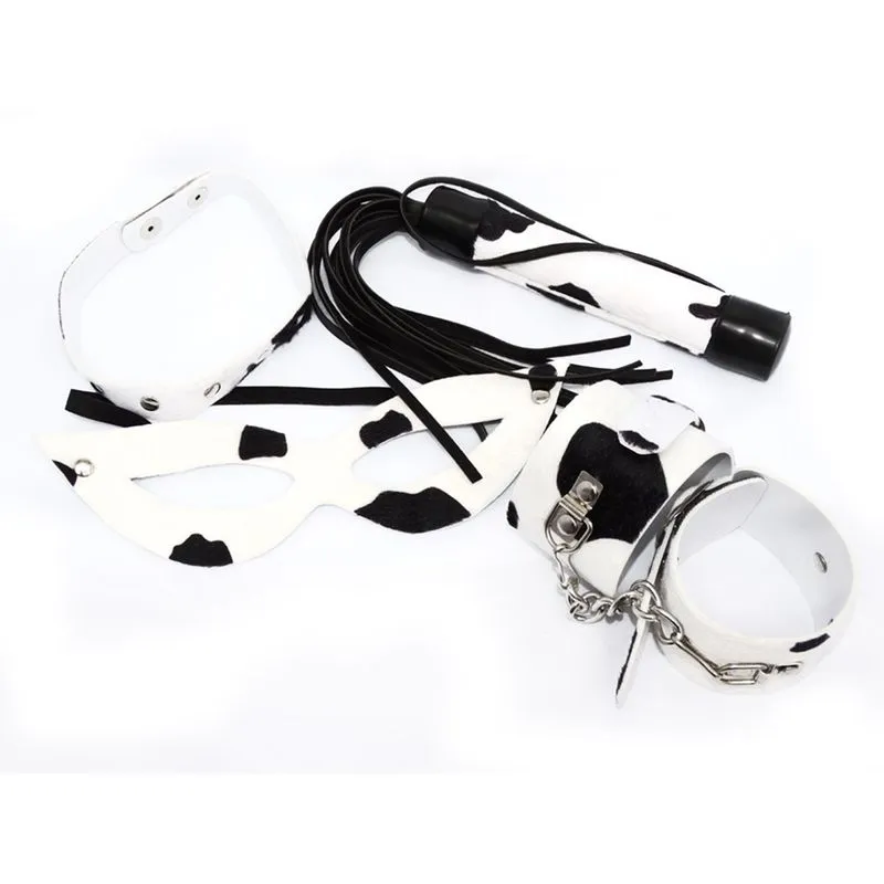 Kit Bracelete, Máscara Tiazinha, Chicote e Gargantilha Estampados em Vaquinha Dominatrixxx