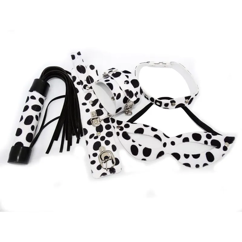 Kit Bracelete, Máscara Tiazinha, Chicote e Gargantilha Estampados em Dalmata Dominatrixxx