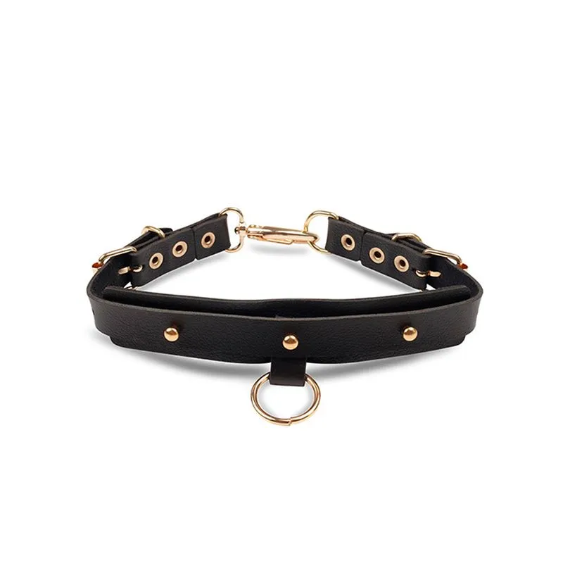 Gargantilha com Argolas e Detalhes Dourados Fetiche Leather Collection Adão e Eva