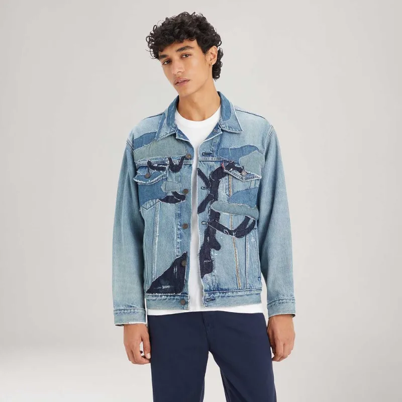 Jaqueta Levi's New Relaxed Fit Trucker Lavagem Média Jaqueta Levi's® New Relaxed Fit Trucker Lavagem Média L USA | G BR