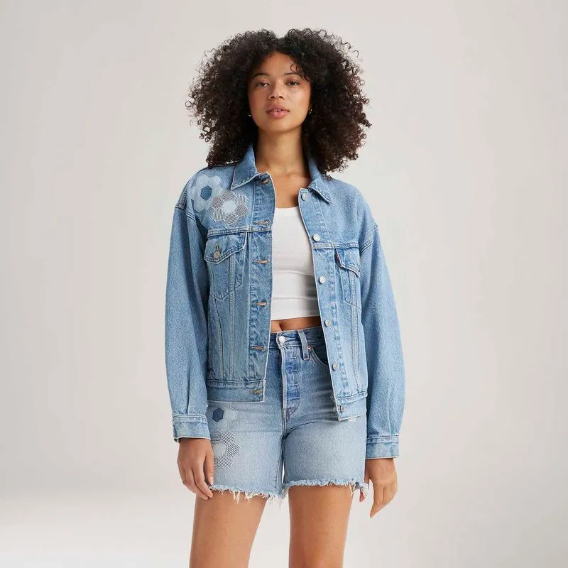 Jaqueta Jeans Levi's® 90s Trucker com Flores Bordadas Lavagem Média Standing ovation adv S USA | P BR