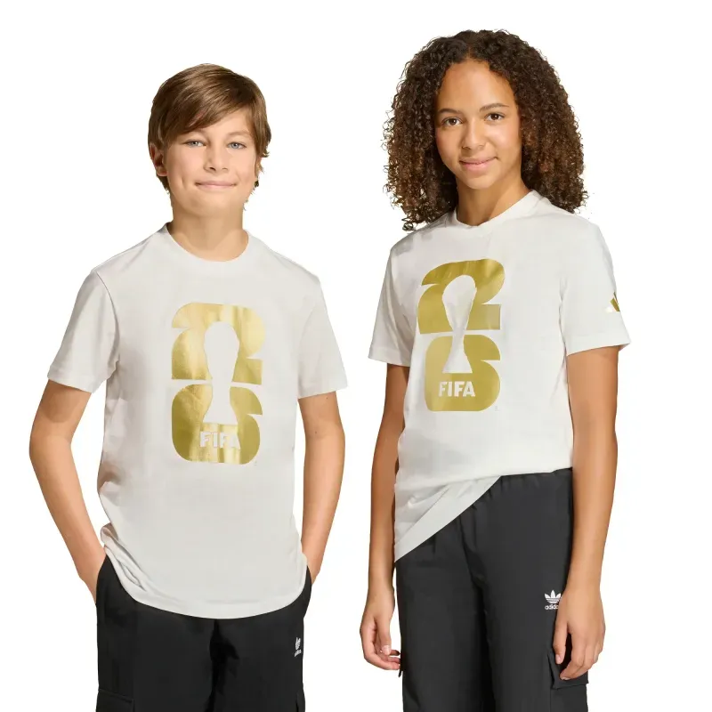 Playera Copa Mundial FIFA 26™ Emblema Oficial adidas Futbol Unisex KB3706 11-12 Años