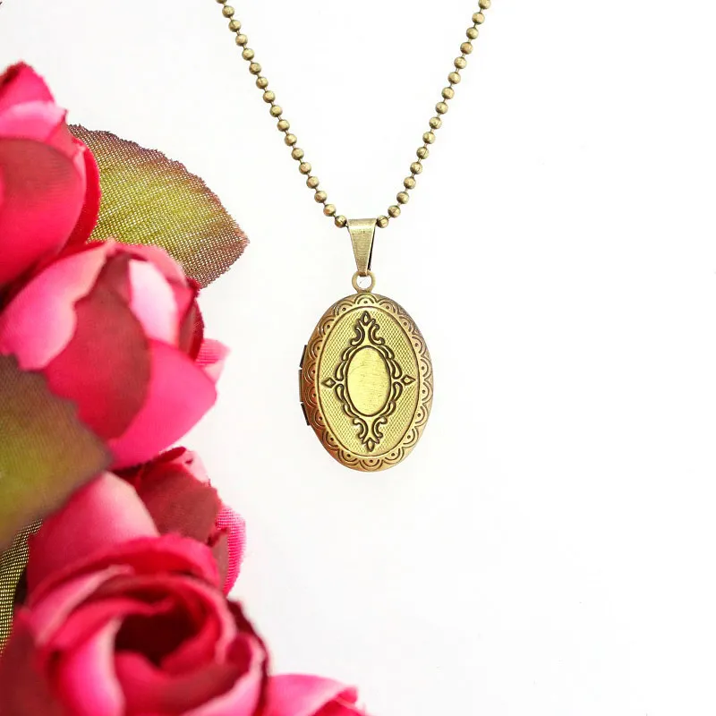 Colar com pingente relicário Oval Pequeno Ouro Velho