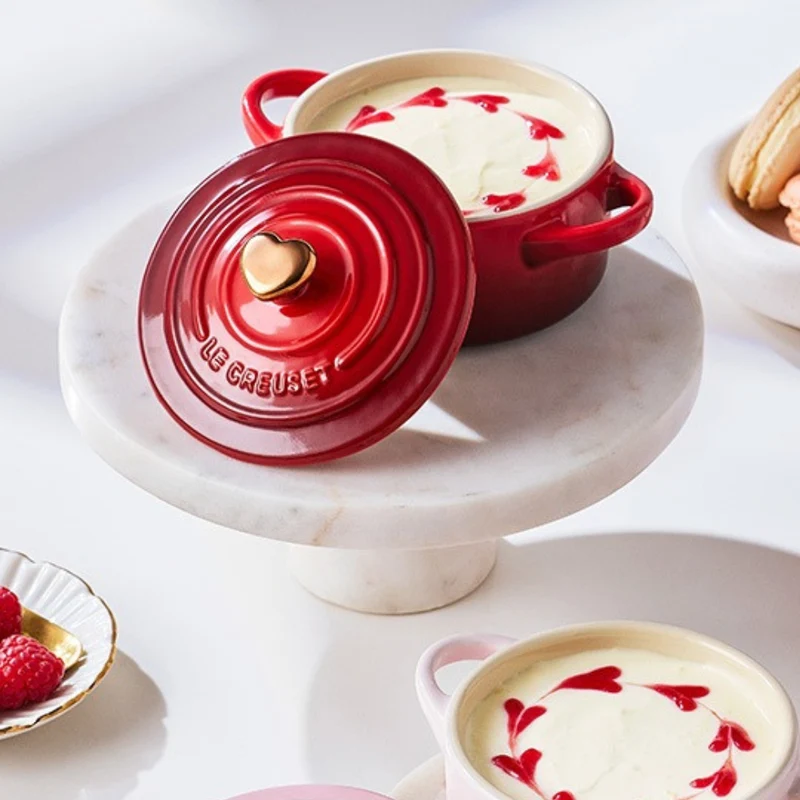 Mini Cocotte Cerâmica Vermelho com Pegador Coração Dourado Le Creuset