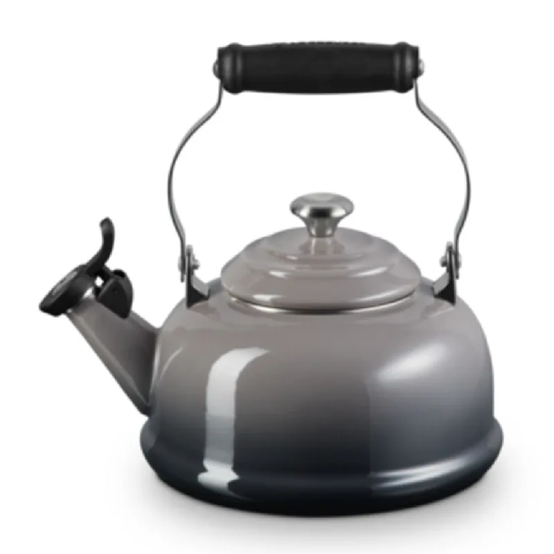 CHALEIRA LE CREUSET CLASSIC 1,6L COM APITO E PEGADOR EM INOX CINZA FLINT 40104014440900