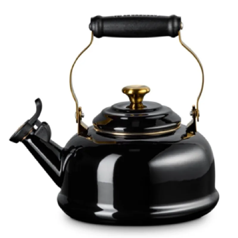 CHALEIRA LE CREUSET CLASSIC 1,6L COM APITO E PUXADOR DOURADO EM AÇO ESMALTADO BLACK ONYX 40104011401000