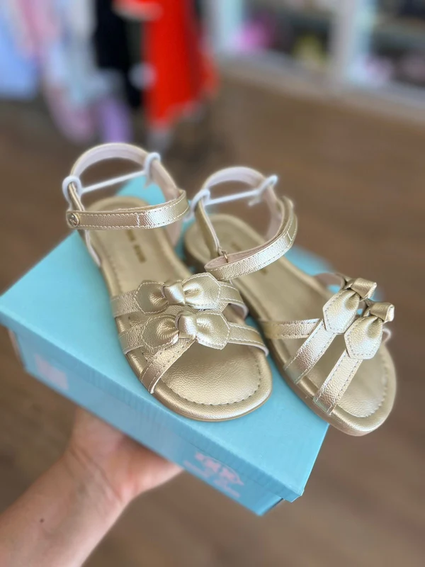 SANDALIA LAÇOS DUPLOS COM VELCRO LATERAL E CORAÇÃO NA SOLA MENINA XUA XUA DOURADO / 27