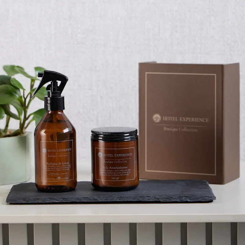 Set Hotel Experience: Perfume De Linos y Vela Aromatizante Set Hotel Experience: Perfume De Linos 250 ml y Vela Aromatizante 190 gr