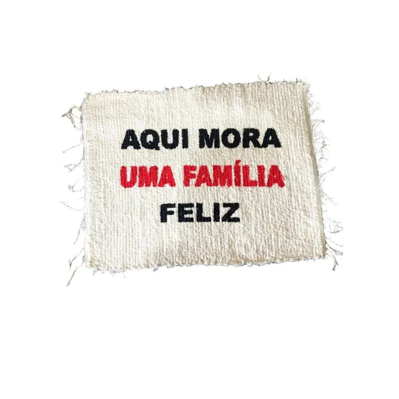 Tapetinho Decorativo Aqui Mora Uma Família Feliz Bege Cru
