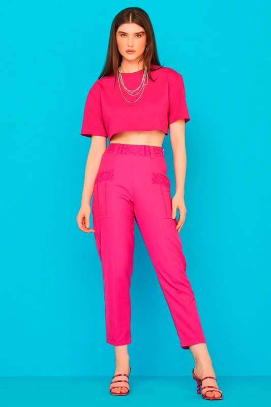 CALÇA RETA COM BORDADO E FRISO NO BOLSO PINK P