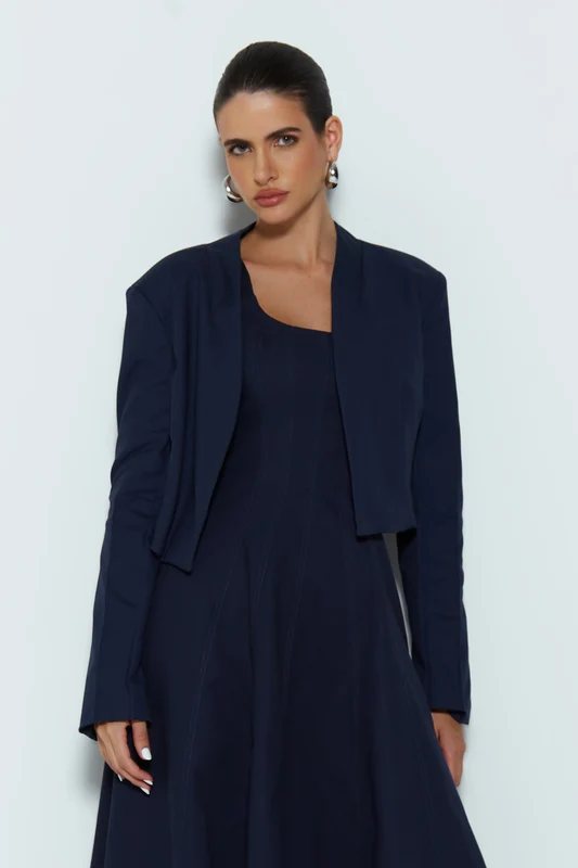 BLAZER CURTO ESTRUTURADO COM OMBREIRAS AZUL MARINHO PP