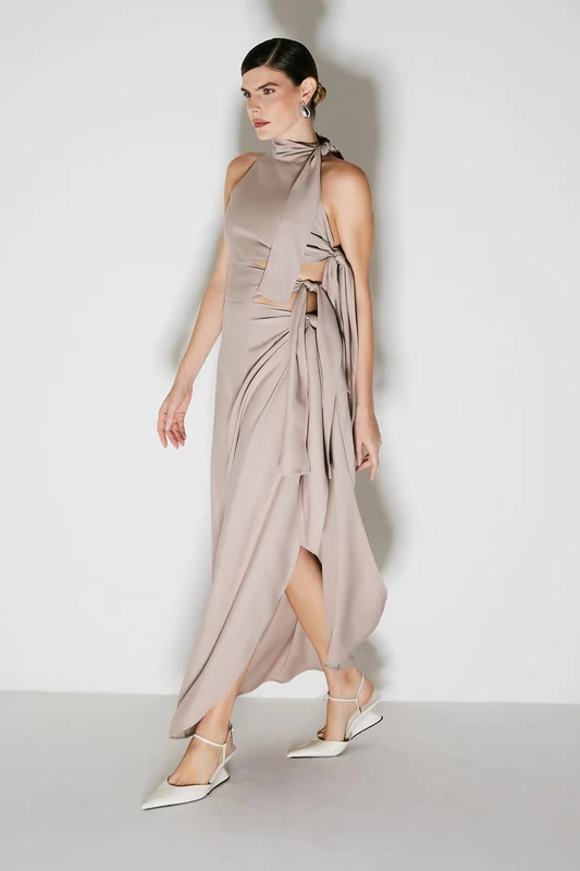 VESTIDO LONGO GOLA ALTA COM AMARRACOES LATERAIS MOCA M