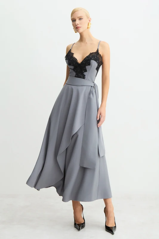 VESTIDO MIDI RENDA BUSTO COM SOBREPOSICAO SAIA CINZA P