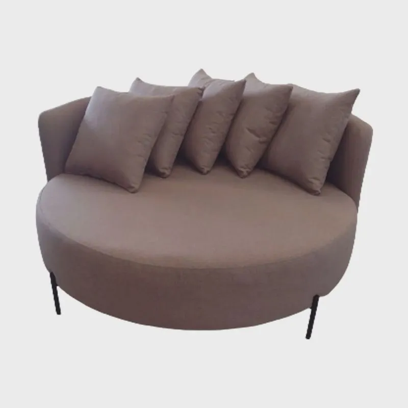 Sofá Chaise Redonda Modelo Almeria Tecido Linho Tabaco Pés Aço Preto Epóxi