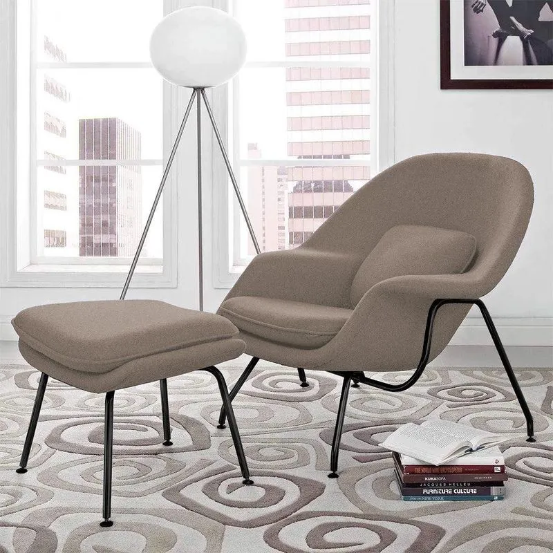 Poltrona Womb Chair Com Puff Base Preta Linho Bege Cor Bege