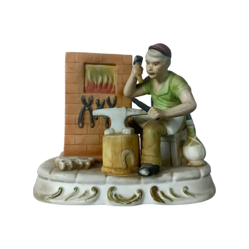 Escultura Decorativa em Porcelana 14x19x10cm - Artesão Trabalhando na Forja