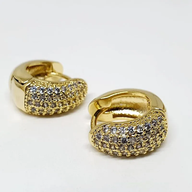 Brinco folheado a ouro 18k argola pequena cravejada zircônia