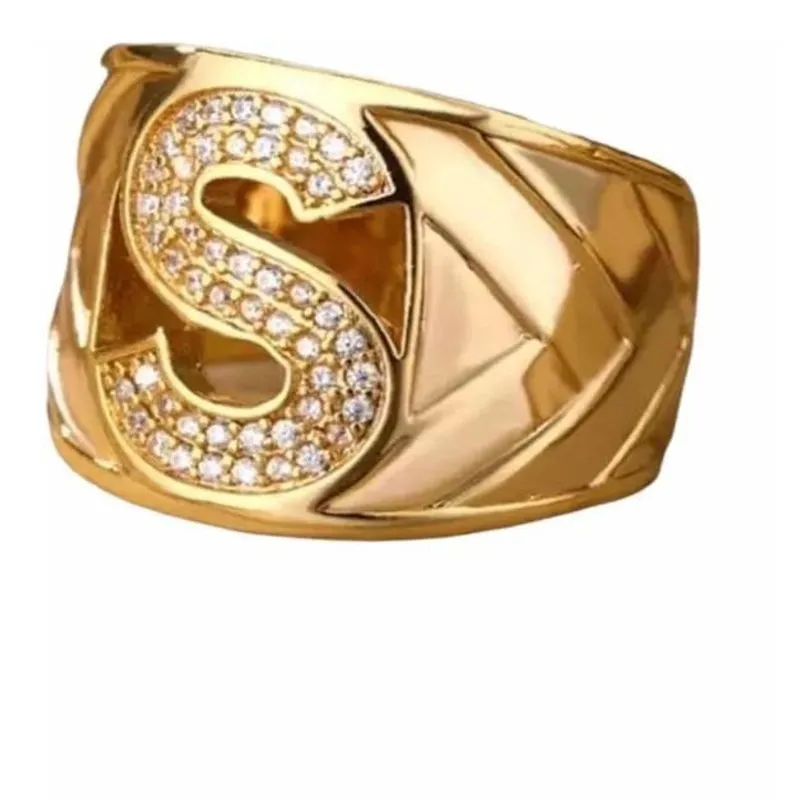 Anel Feminino De Letra Pedra Cravejada Banhado A Ouro 18K