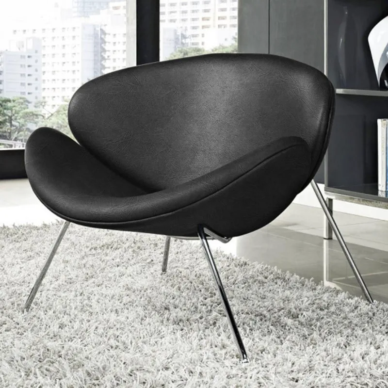Poltrona Trevo Couro Natural Preto Base Cromada