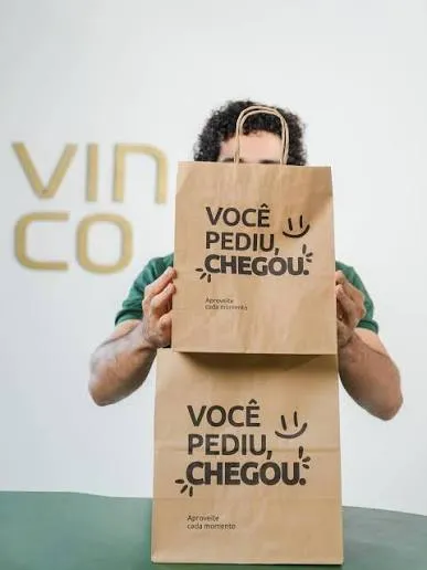 SACOLA DELIVERY VOCE PEDIU CHEGOU - TAM P 26X21X9CM PCT C/ 25UN