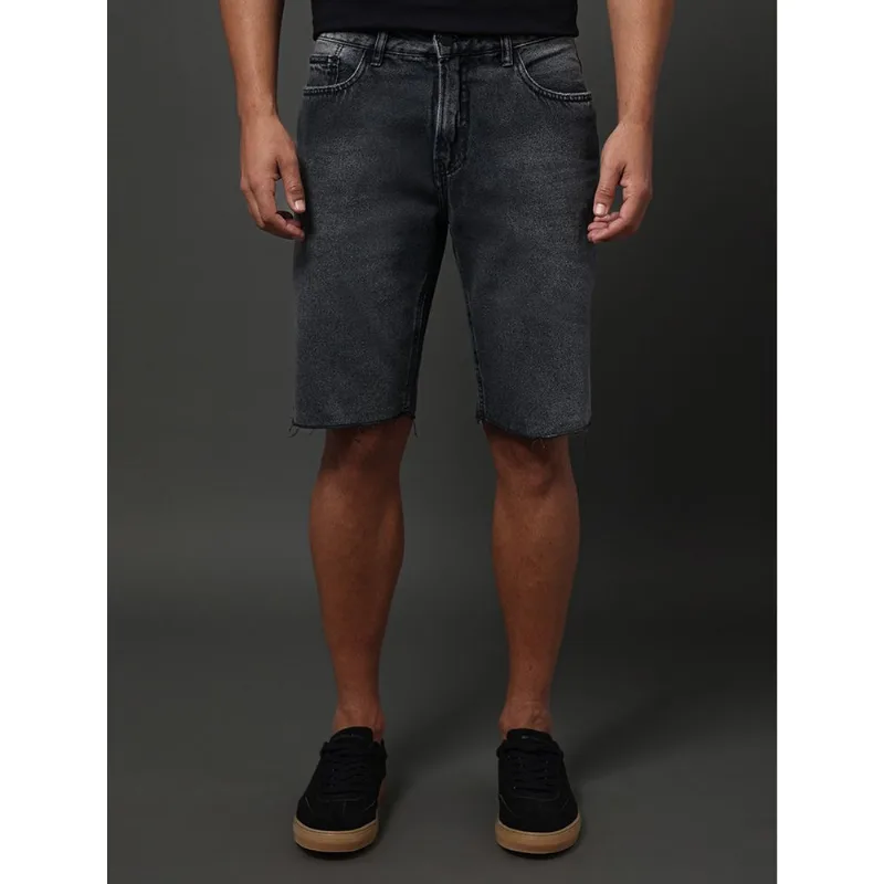 Bermuda Jeans Masculina Barras a Fio Calvin Klein Jeans - Preto Bermuda Jeans Masculina Barras a Fio Calvin Klein Jeans Preto 50