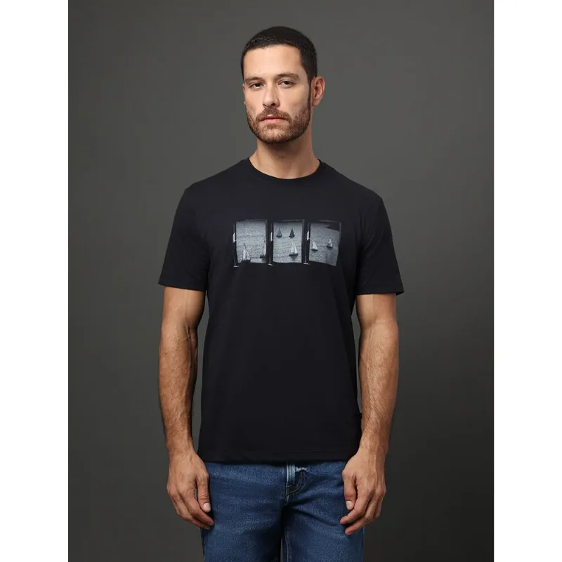 Camiseta Masculina Boy Veleiros Calvin Klein Jeans - Preto Camiseta Masculina Boy Veleiros Calvin Klein Jeans Preto m