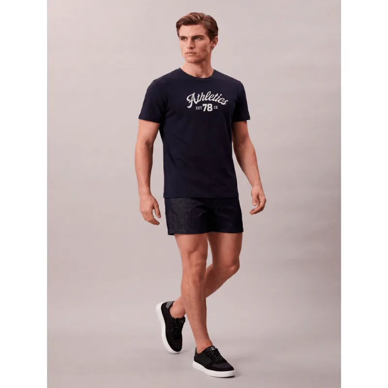 Camiseta Manga Curta Calvin Klein Jeans Masculino Athletics Estampa 78 - Marinho Camiseta Manga Curta Calvin Klein Jeans Masculino Athletics Estampa 78 Marinho g