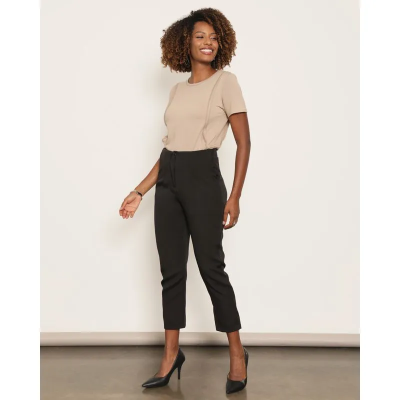 Calça Feminina Alfaiataria Reta Bolsos Com Frisos Preta P