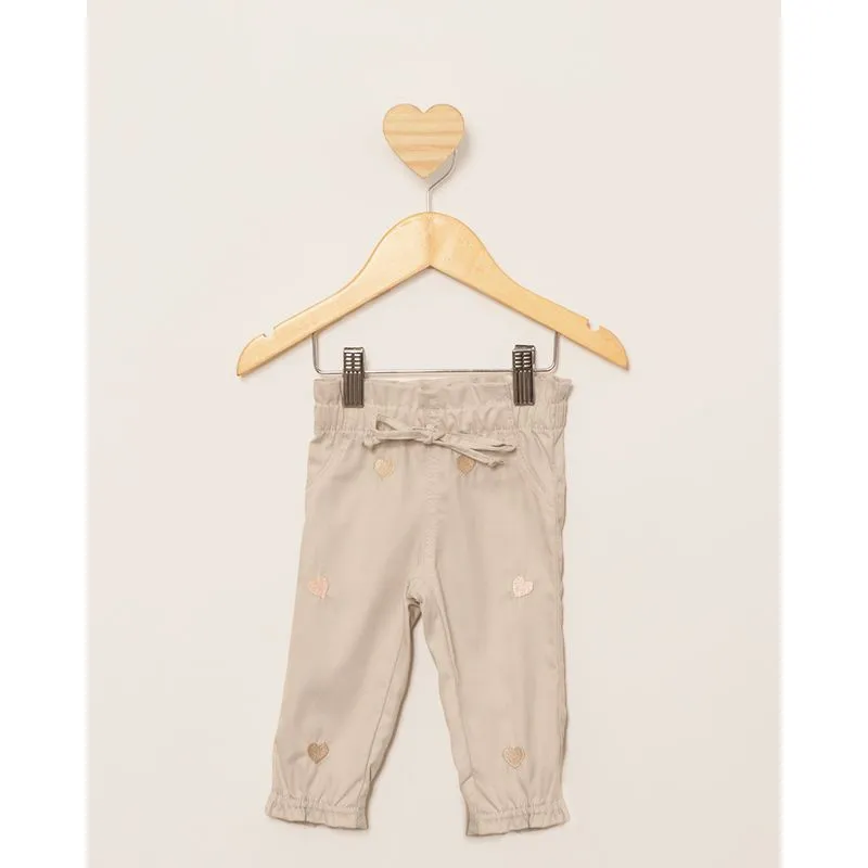 Calça Bebê Sarja Jogger Com Bordado Coração Bege M