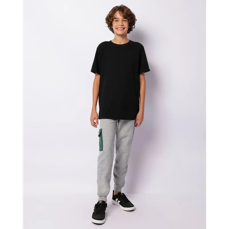 Calça Moletom Juvenil Jogger Peluciada Bolso Cargo Com Estampa Cinza 14