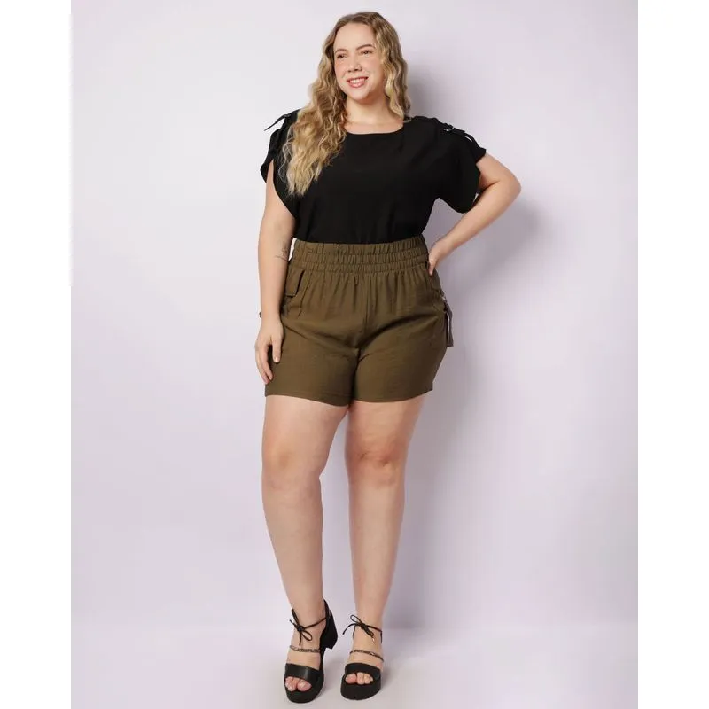 Short Plus Size Feminino Berry & Co. com Bolso Cargo Verde G1