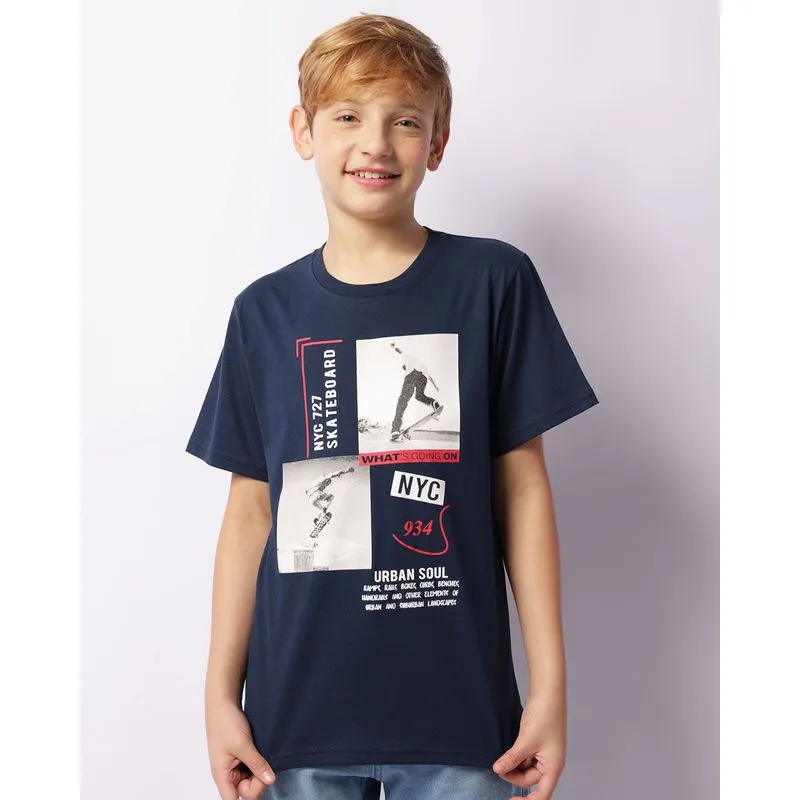 Camiseta Juvenil Estampa Frontal Skatistas Manga Curta Marinho 10