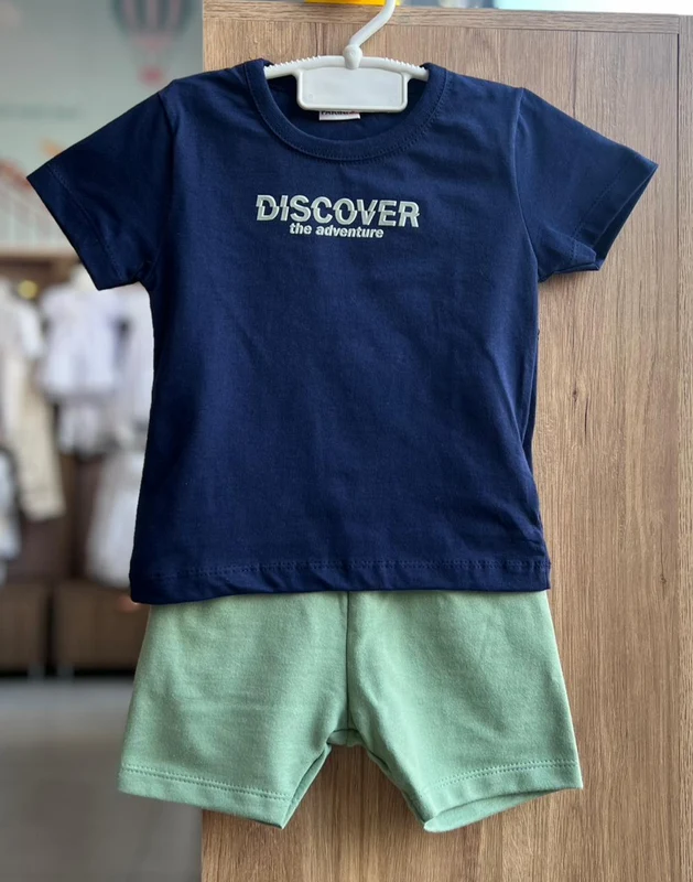 CONJUNTO CAMISETA MANGA CURTA DISCOVER THE ADVENTURE E BERMUDA MOLETOM MENINO FAKINI MARINHO/VERDE / 1