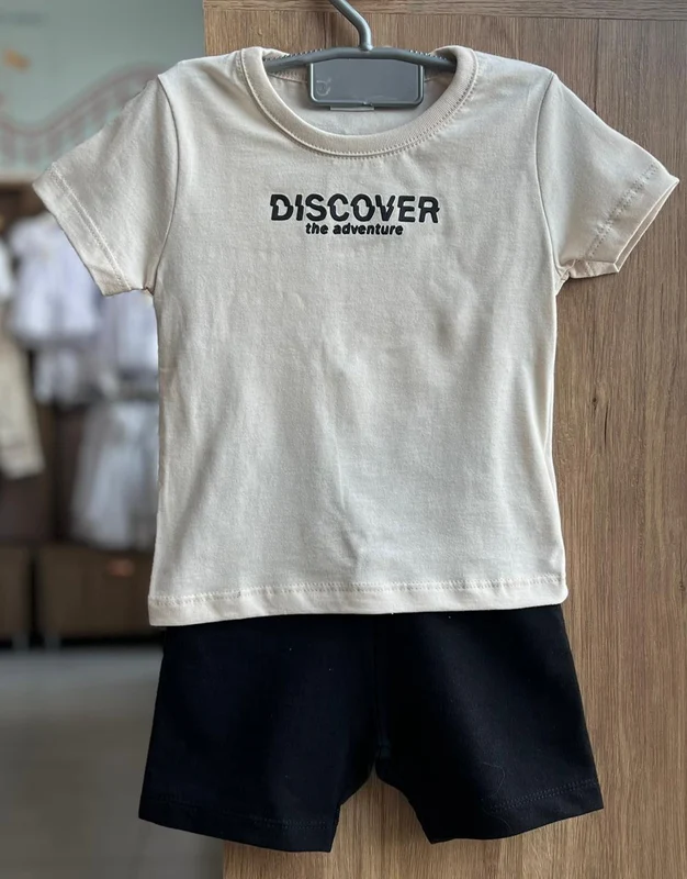 CONJUNTO CAMISETA MANGA CURTA DISCOVER THE ADVENTURE E BERMUDA MOLETOM MENINO FAKINI BEGE/PRETO / 2