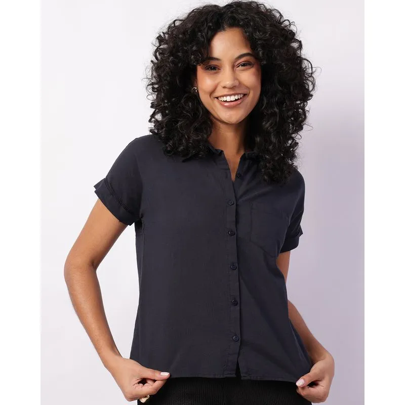 Camisa Feminina Berry & Co. Manga Curta Dobrada com Bolso Marinho GG