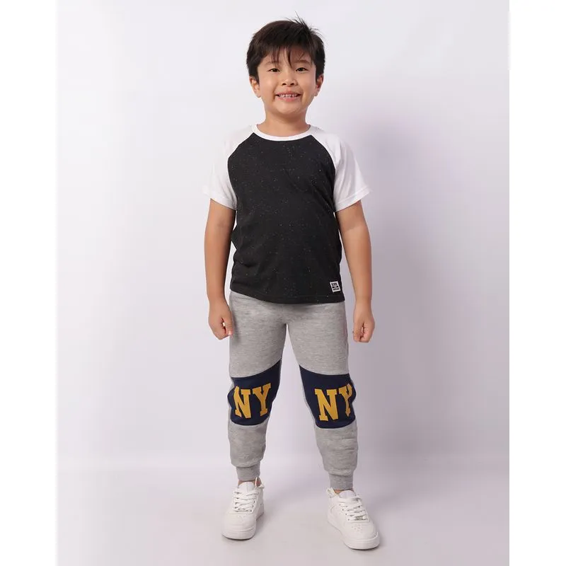 Calça Moletom Infantil Jogger Com Recortes Estampa NY Cinza 6